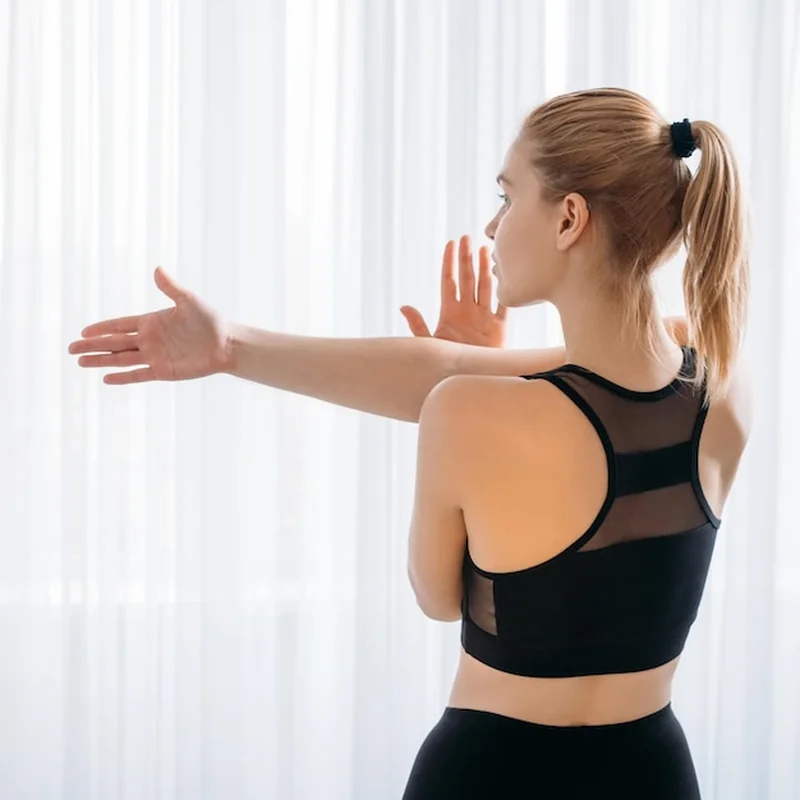 Ćwiczenia na pelikany – najlepsze sposoby na piękne ramiona