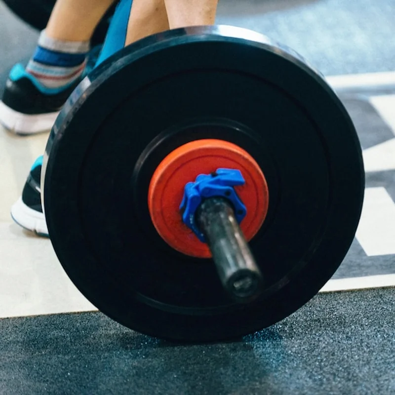 Jak poprawnie wyciskać na klatę? Wyciskanie sztangi na ławce