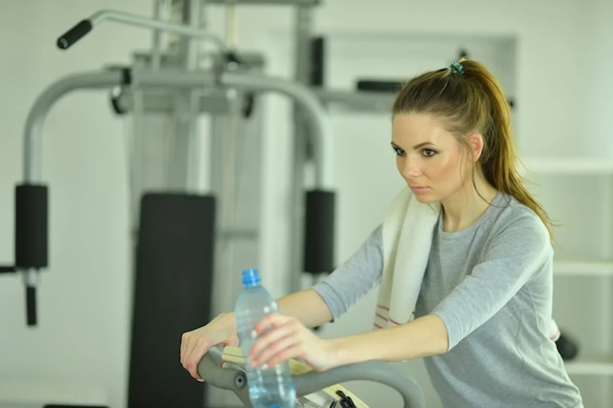 Młoda kobieta trenuje na siłowni