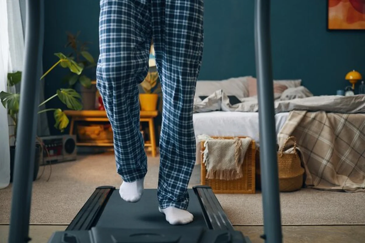 Ćwiczenia na bieżni w przytulnym wnętrzu domu