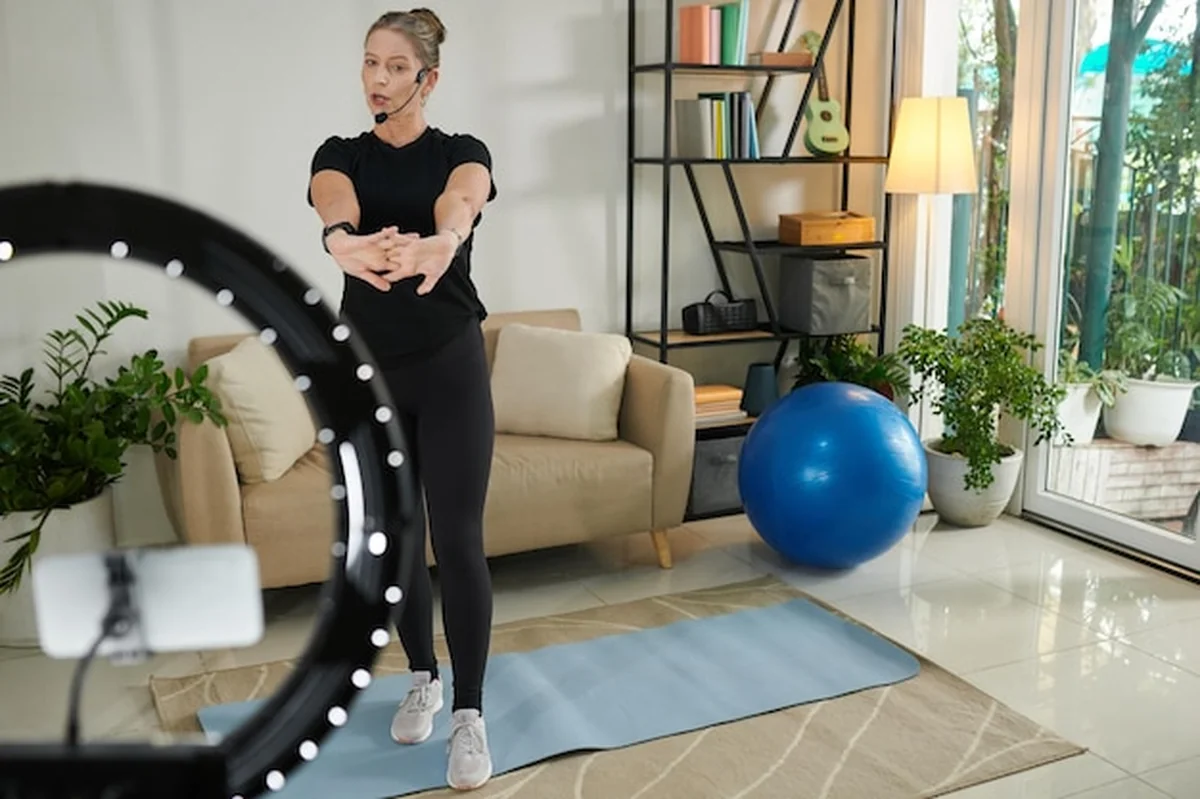 Fitness Blogger podczas rozgrzewki