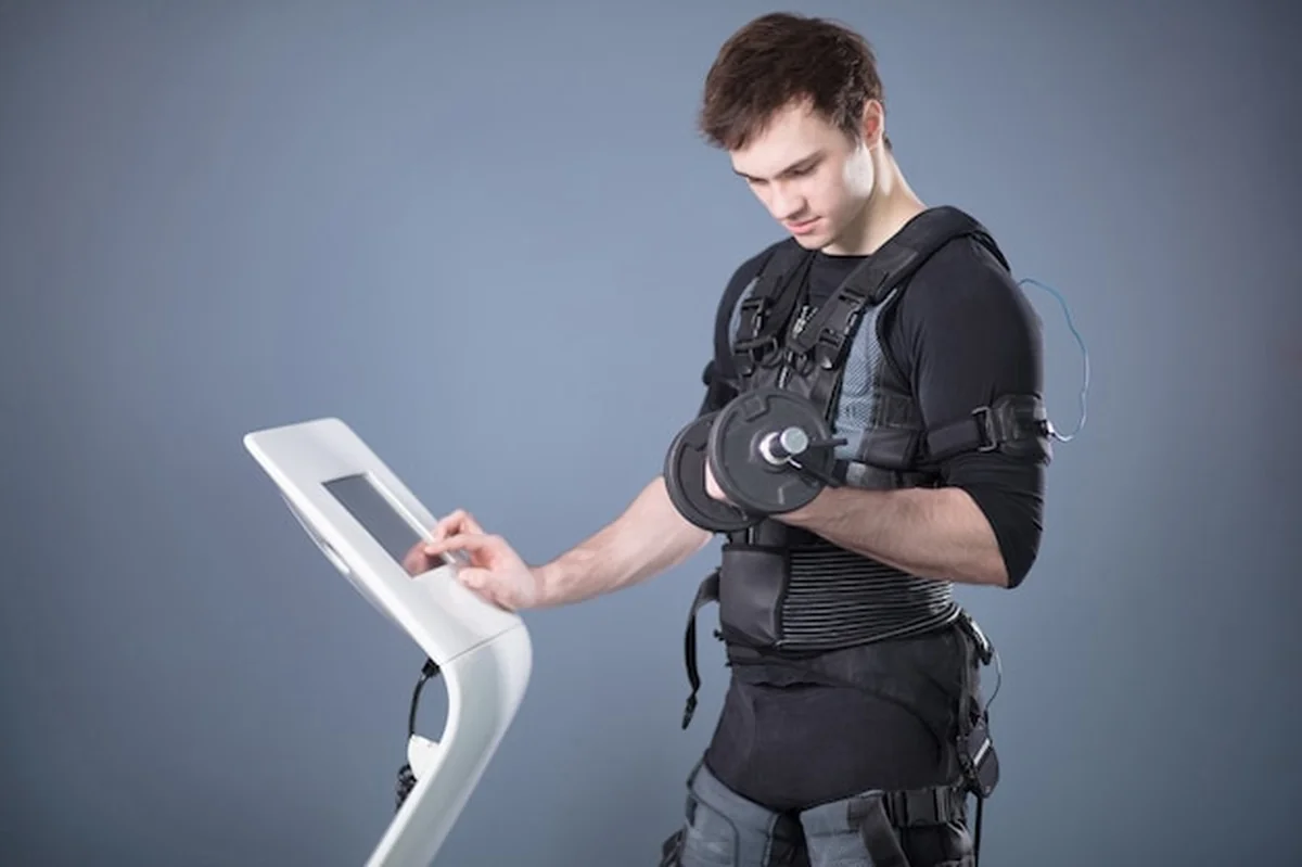 Mężczyzna trenujący EMS z hantlami