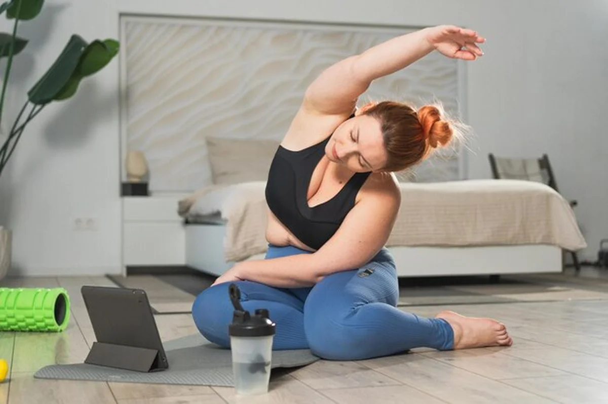 Kobieta ćwicząca jogę online w domu